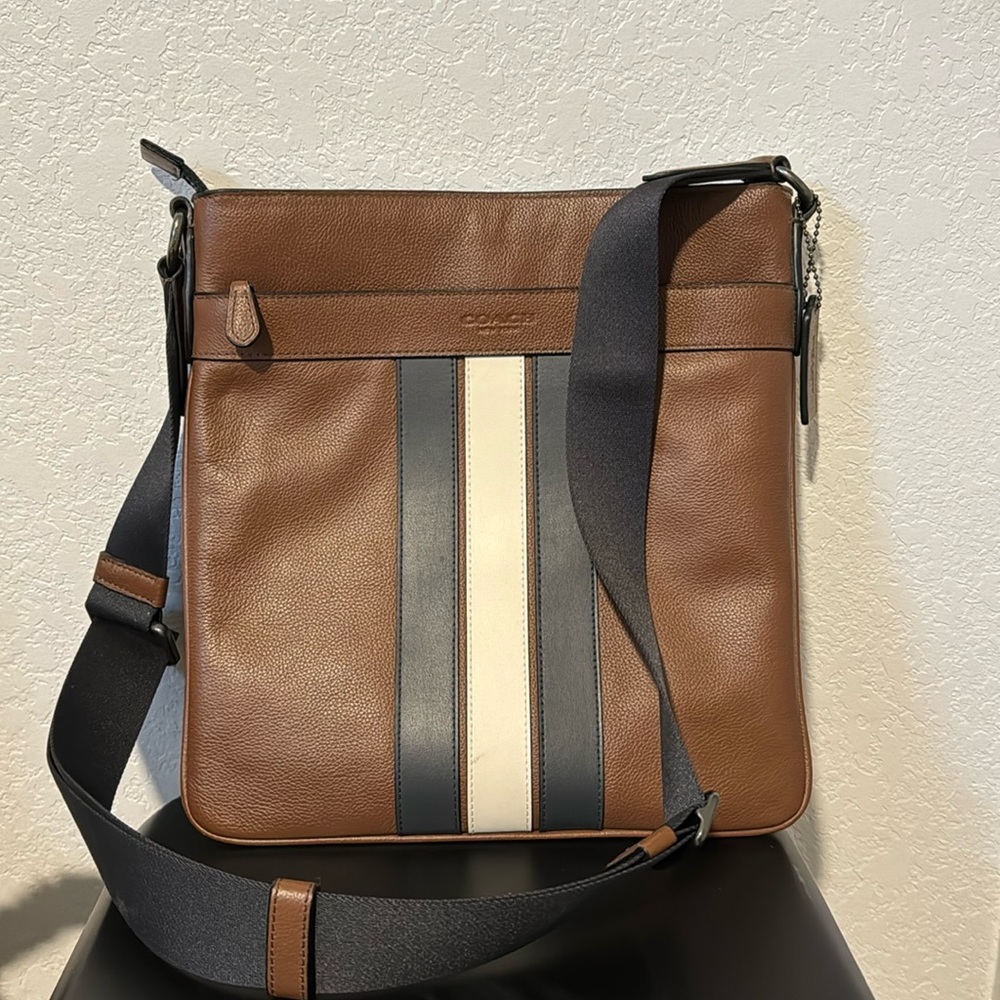 AUTHENTIC COACH Messenger Bag. In LIKE NEW condition!